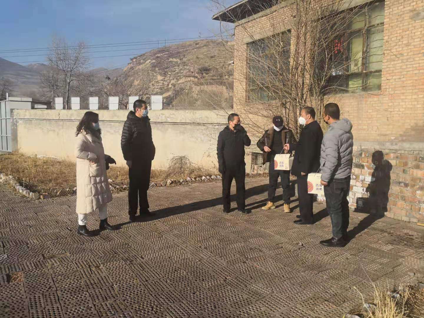 疫情期間慰問堅守崗位一線員工  程彩琳攝.jpg